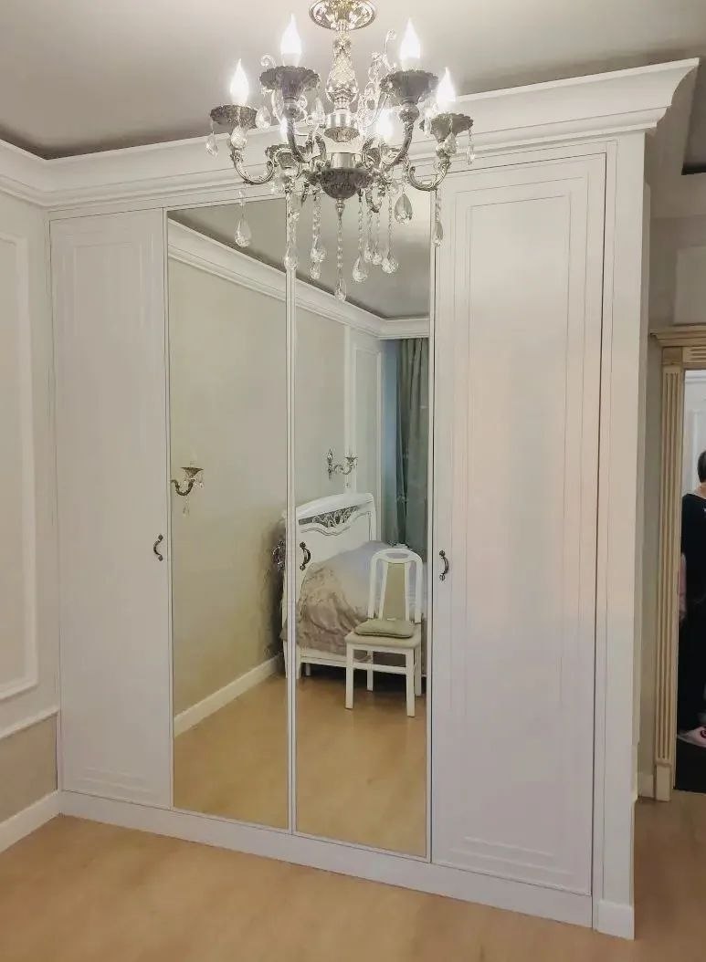 Классический белый шкаф с зеркальными фасадами