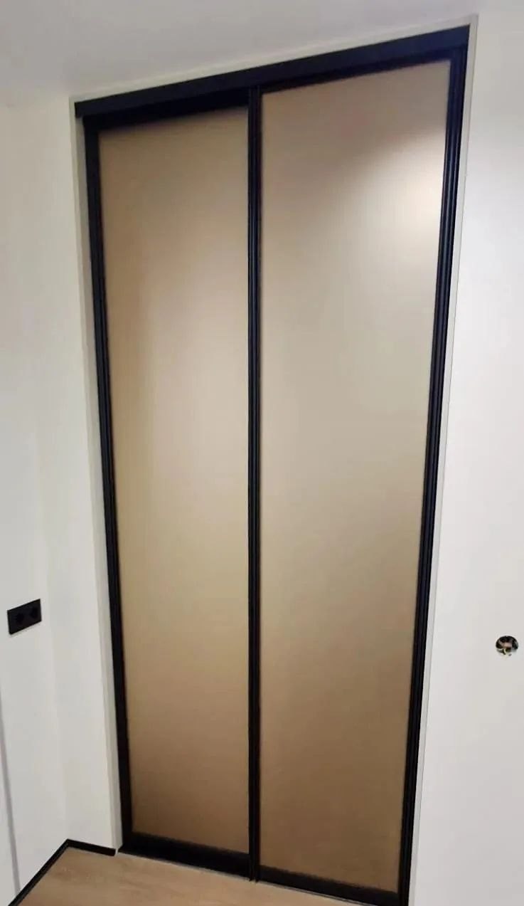 Стеклянный шкаф в прихожей