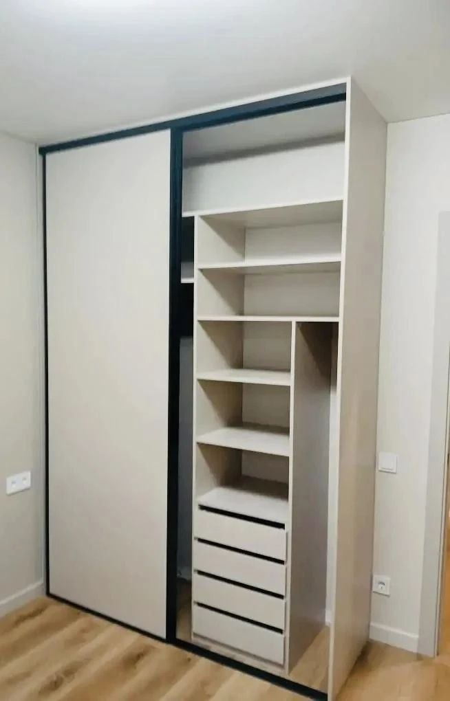 Шкаф с открытой секцией и ящиками